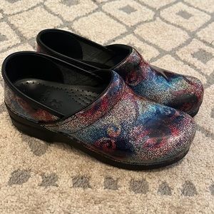 Womens Dansko clogs size 39